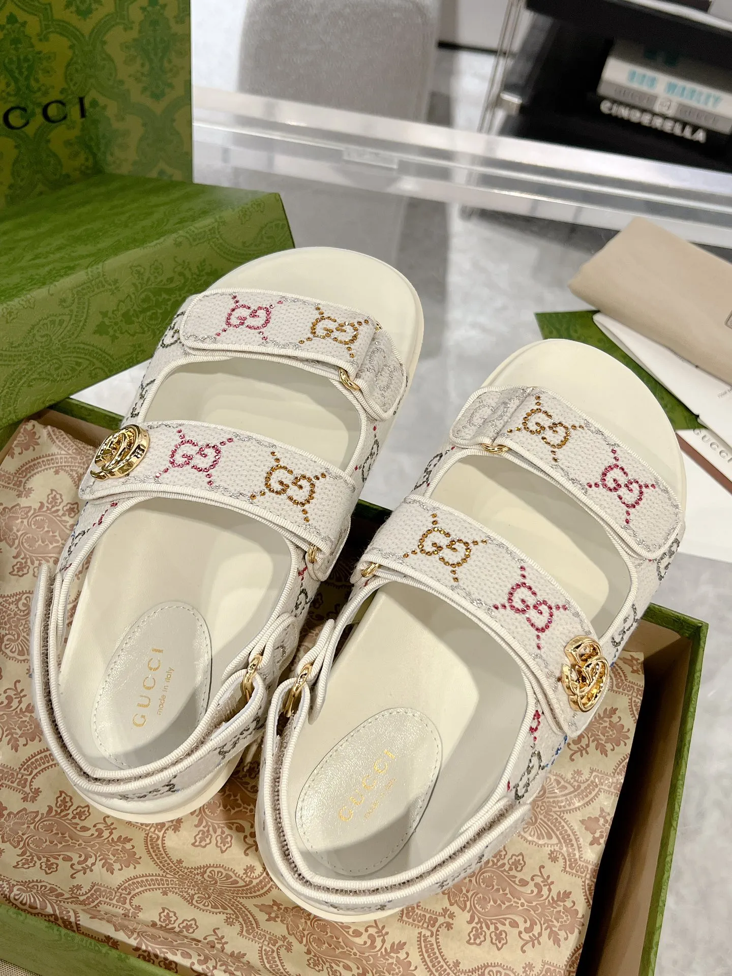 👟👟Ex-factory price 520👟👟 The latest Guccl24ss new product Double G women's Velcro sandals 😎 These flat sandals are designed with Velcro straps, which are modern and sporty, bringing comfort. This accessory is crafted from light blue and ivory white GG denim fabric. The upper straps are decorated with elegant Double G-shaped accessories, showing a unique style. Gucci’s classic presbyopic cloth surface…hot diamond surface…TPU non-slip outsole…ZP molded midsole feet…original metal buckle/rhinestone surface Code number: 35 to 42 (41.42 is custom-made and cannot be returned or exchanged)